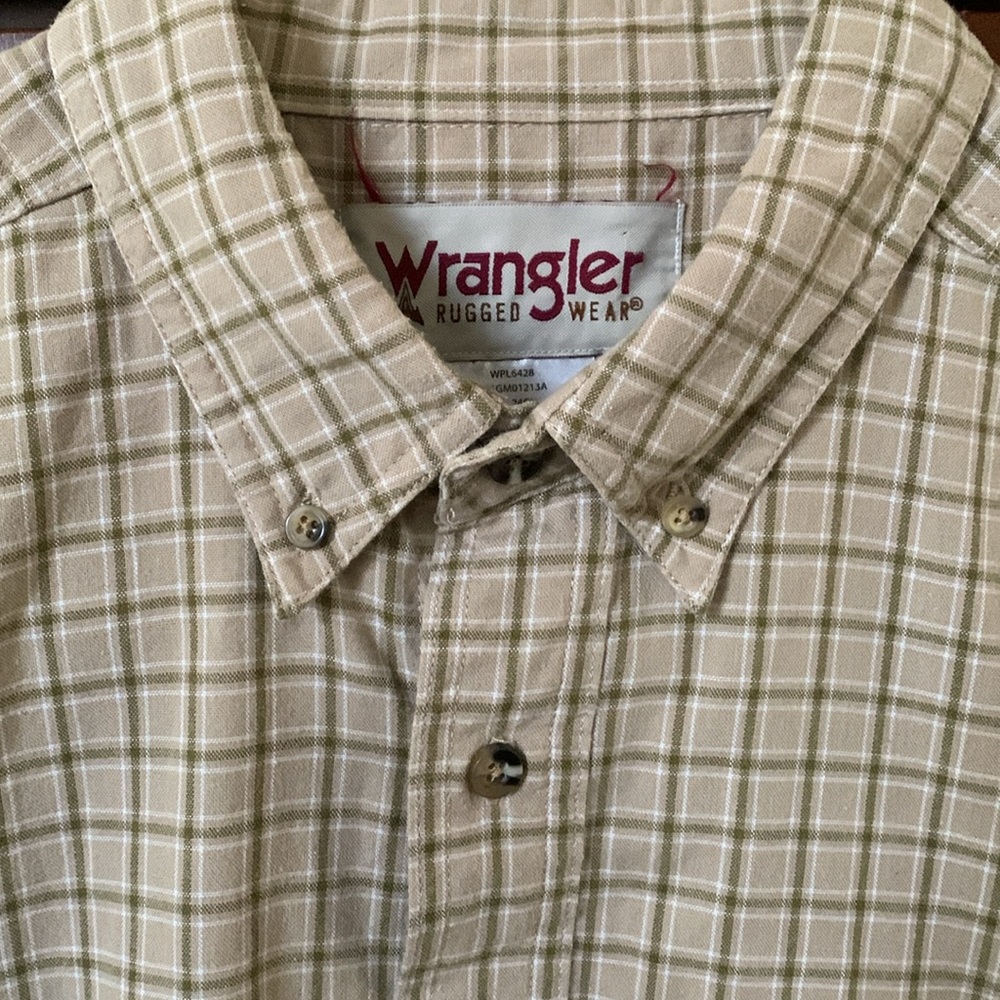 Wrangler Rugged Wear Men's Beige Plaid Button Down Long Sleeved Shirt Size Large